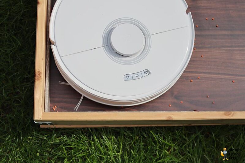 Roborock Q7 Max reinigt in einer Ecke